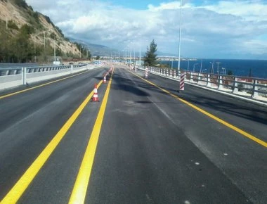 Ασφαλτοστρώσεις κεντρικών οδών και λεωφόρων στη βόρεια Αθήνα από την Περιφέρεια Αττικής